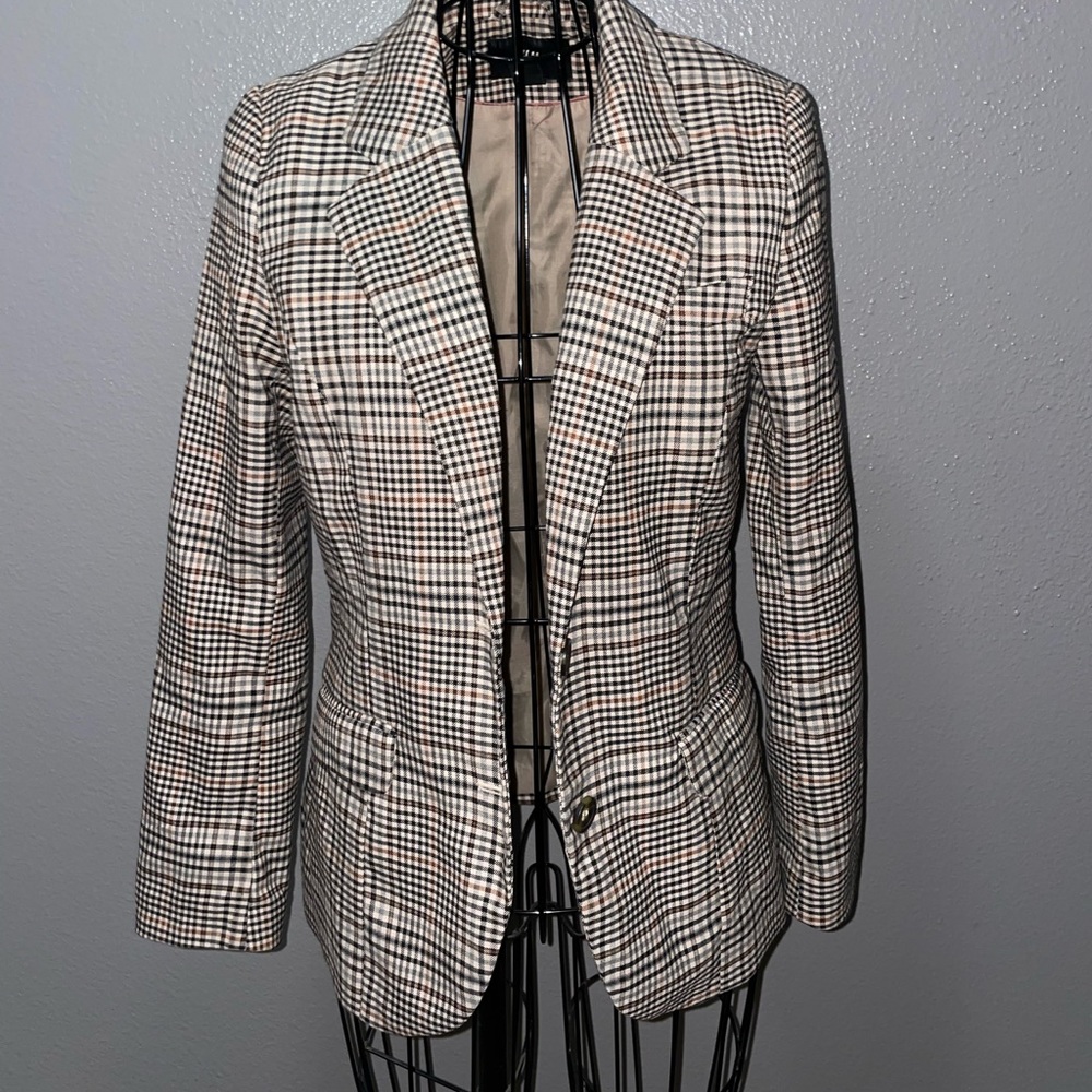 Patterned blazer with elbow patches.